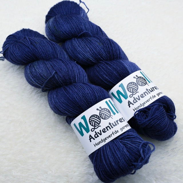 PH 'DONKERBLAUW MET EEN TWIST'