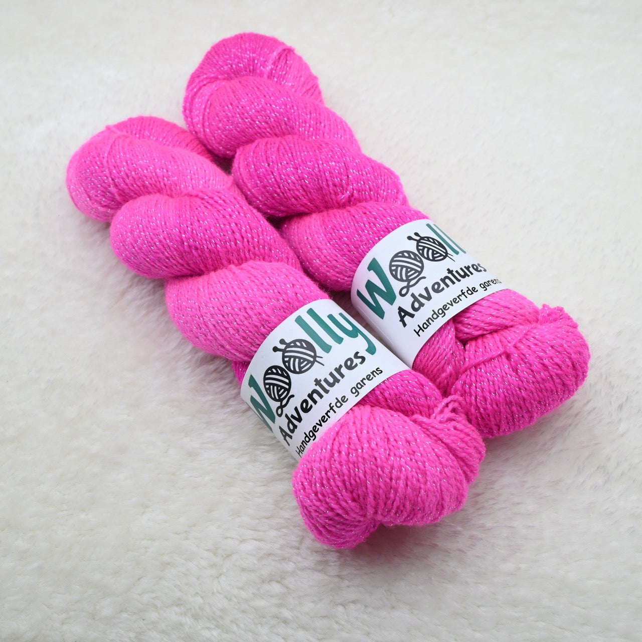 Woolly Adventures handgeverfd sparkle garen - neon roze
